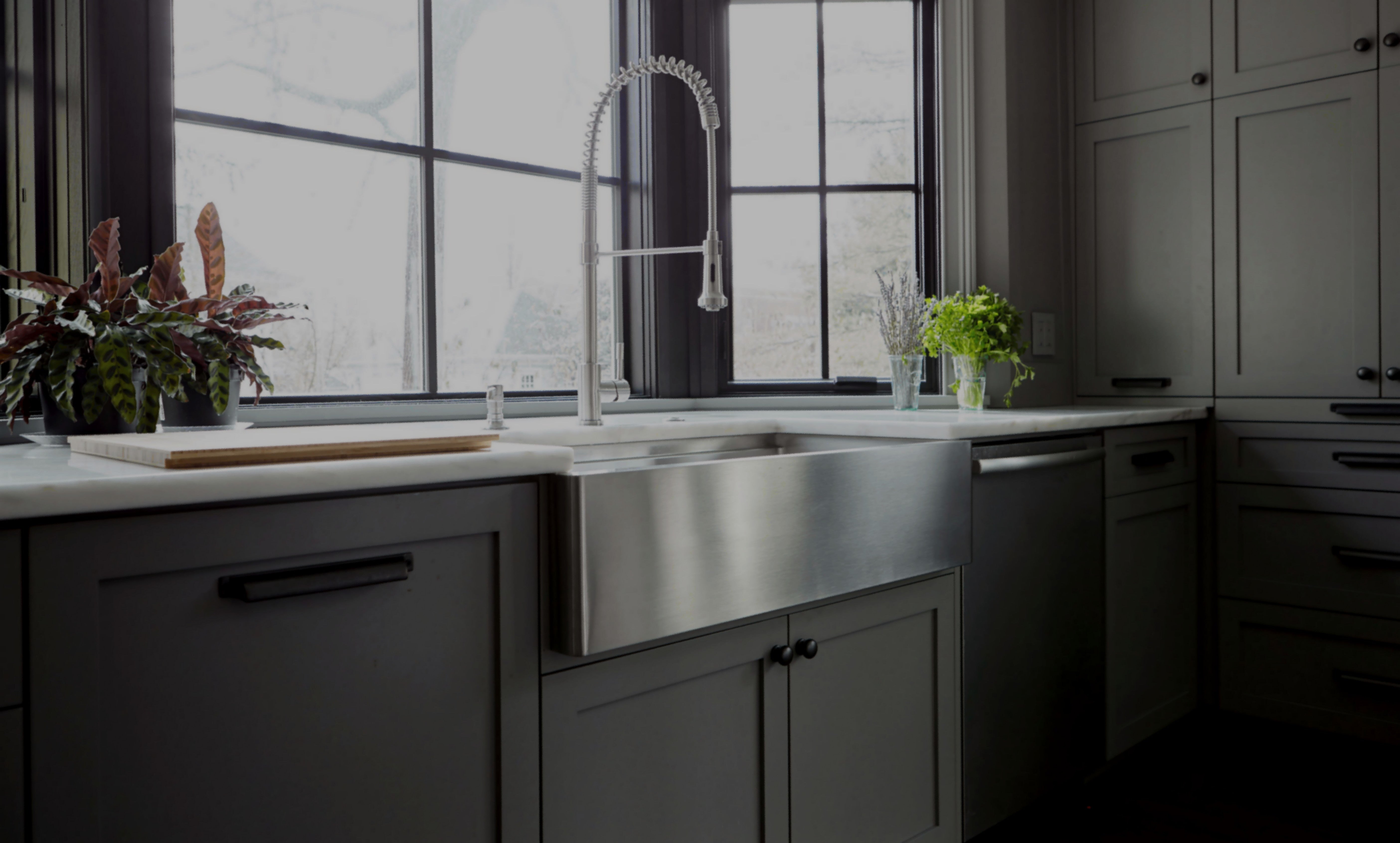 Stainless Steel Farmhouse Sink with Exposed Apron Front and pull down stainless steel faucet